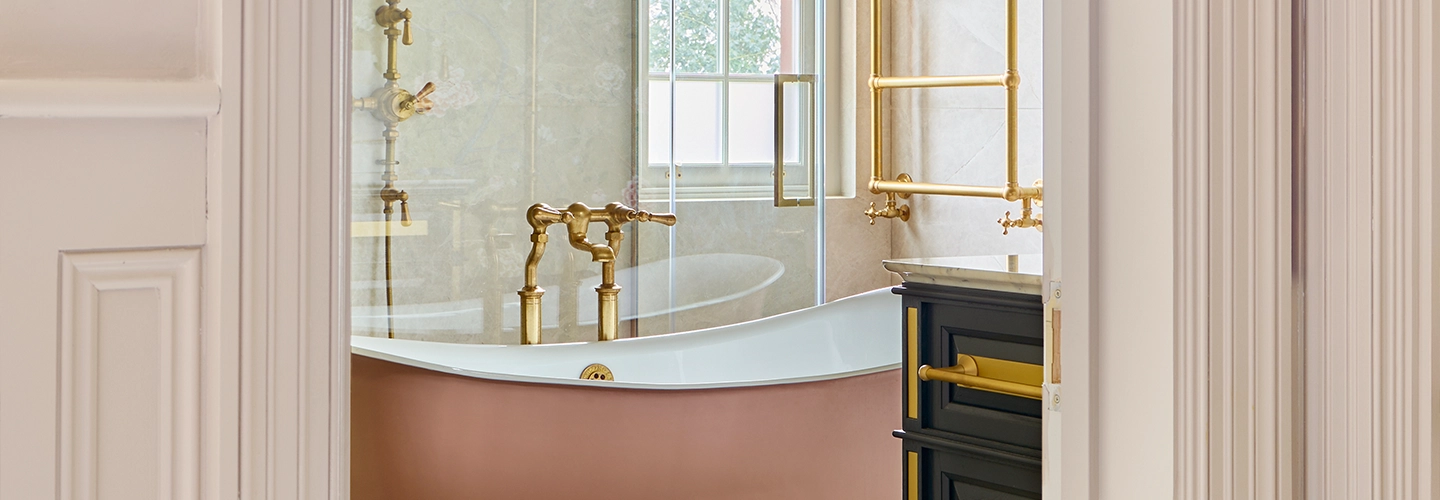 Create the ultimate bathing experience with Catchpole & Rye’s luxurious range of handcrafted cast-iron, copper & roll-top bathtubs.