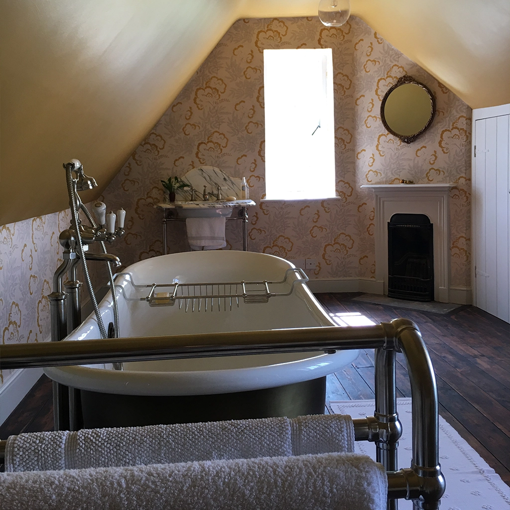 Create the ultimate bathing experience with Catchpole & Rye’s luxurious range of handcrafted cast-iron, copper & roll-top bathtubs.